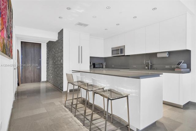 68 SE 6th St 2005, Miami, FL 33131