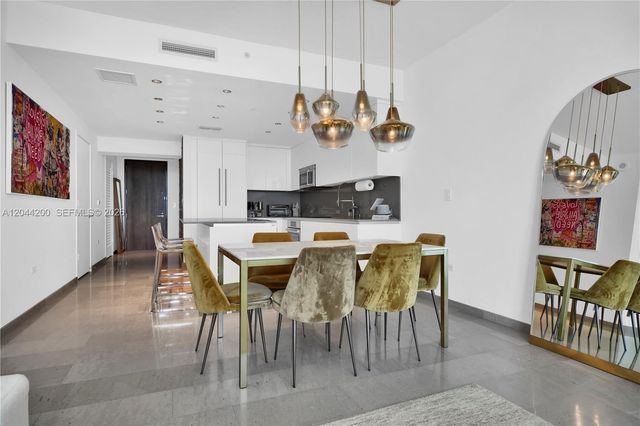 68 SE 6th St 2005, Miami, FL 33131