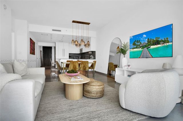 68 SE 6th St 2005, Miami, FL 33131