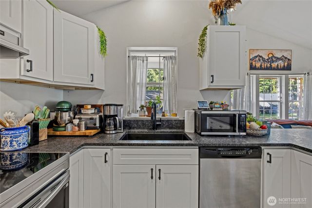3615 Britzman Loop, Clinton, WA 98236