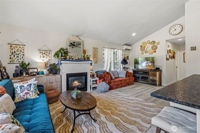3615 Britzman Loop, Clinton, WA 98236