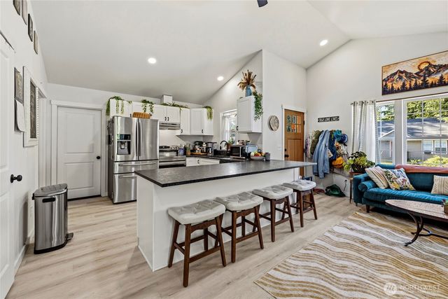 3615 Britzman Loop, Clinton, WA 98236