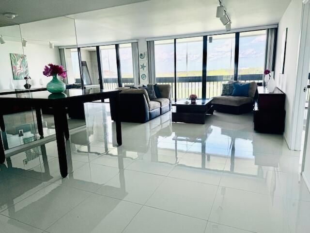 2000 Presidential Way 702, West Palm Beach, FL 33401
