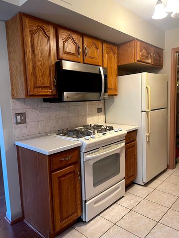 203 Emerson Court B, Bloomingdale, IL 60108