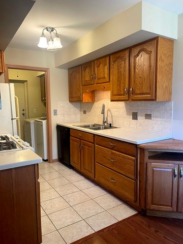203 Emerson Court B, Bloomingdale, IL 60108