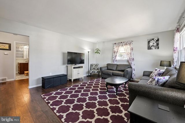 50 GRAVERS LN, Blackwood, NJ 08012