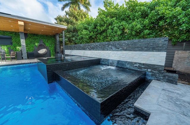 10850 SW 32nd St, Miami, FL 33165