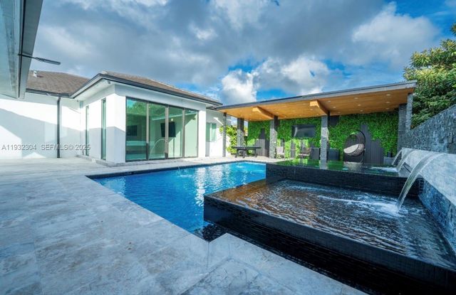 10850 SW 32nd St, Miami, FL 33165