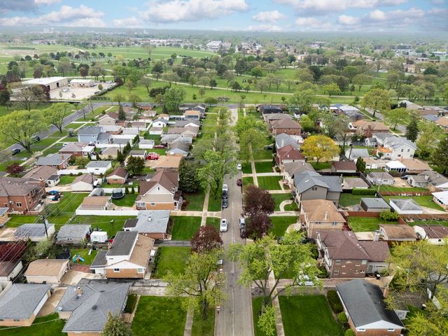 8277 N Wisner Street, Niles, IL 60714