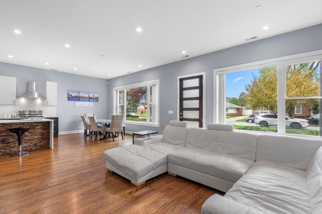 8277 N Wisner Street, Niles, IL 60714
