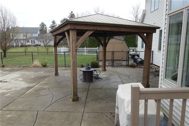 5 Blue Pine Circle, Penfield, NY 14526