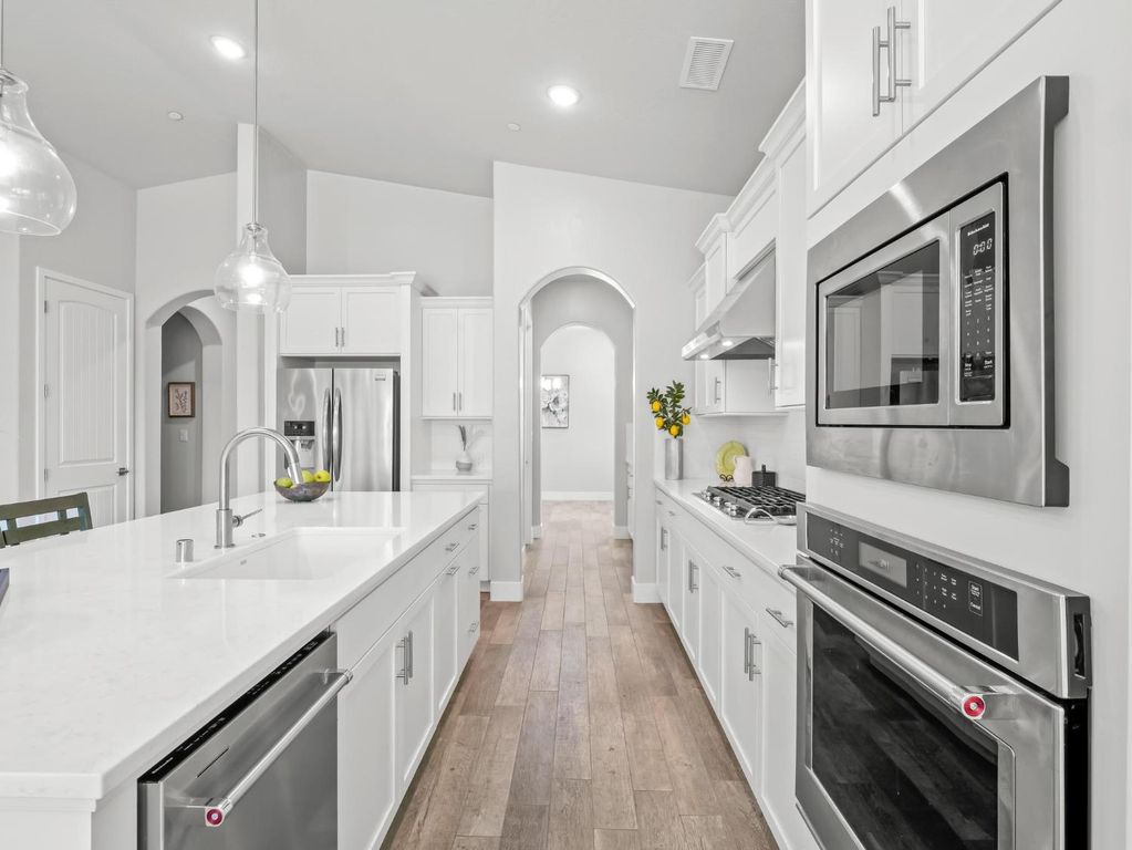 Image 12 of property listing at 1734 N Park Avenue, Clovis, CA 93619