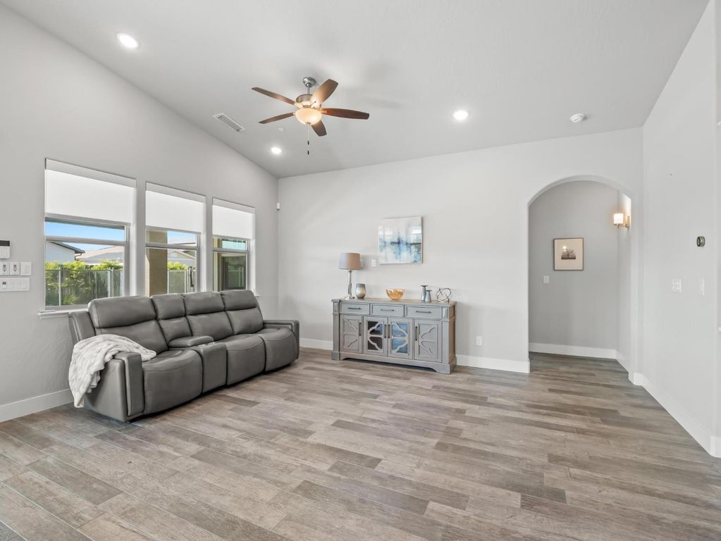 Image 26 of property listing at 1734 N Park Avenue, Clovis, CA 93619