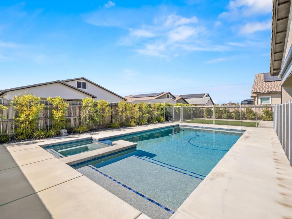 Image 55 of property listing at 1734 N Park Avenue, Clovis, CA 93619