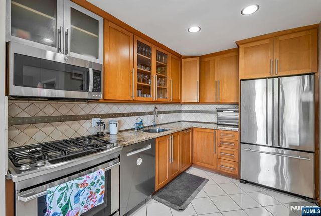 2352 Linwood Avenue 6C, Fort Lee, NJ 07024