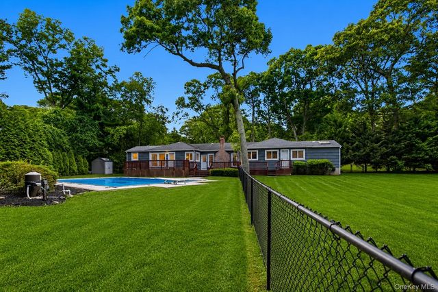 4 Durham Drive, Dix Hills, NY 11746