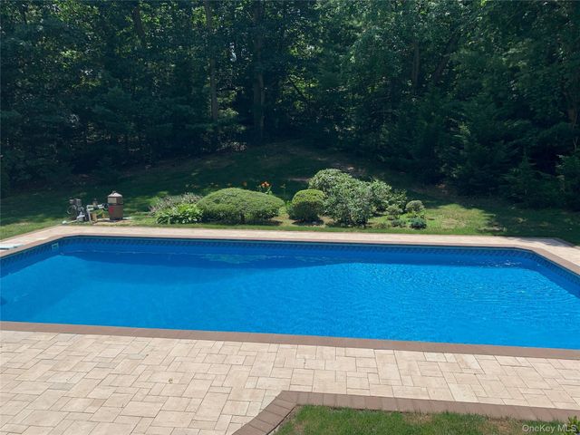 4 Durham Drive, Dix Hills, NY 11746