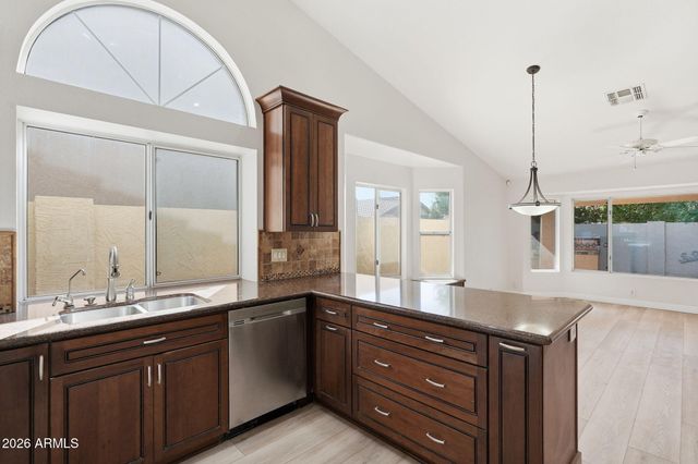 8461 W ROSEMONTE Drive, Peoria, AZ 85382