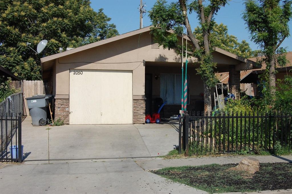 Image 2 of property listing at 2054 4th, Fresno, CA 93702