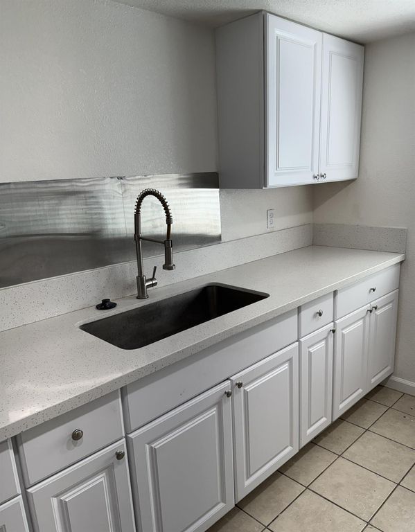 Image 20 of property listing at 2054 4th, Fresno, CA 93702