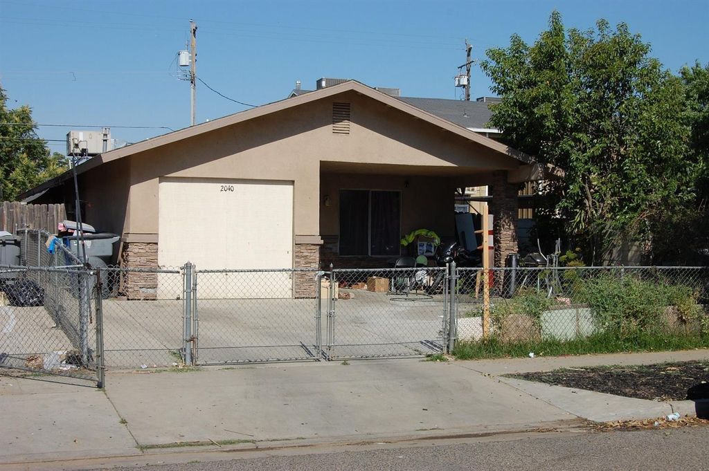Image 3 of property listing at 2054 4th, Fresno, CA 93702