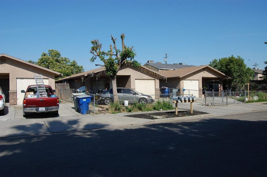 Image 4 of property listing at 2054 4th, Fresno, CA 93702
