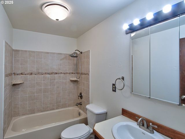 1745 Ne WEST DEVILS LAKE Rd, Lincoln City, OR 97367
