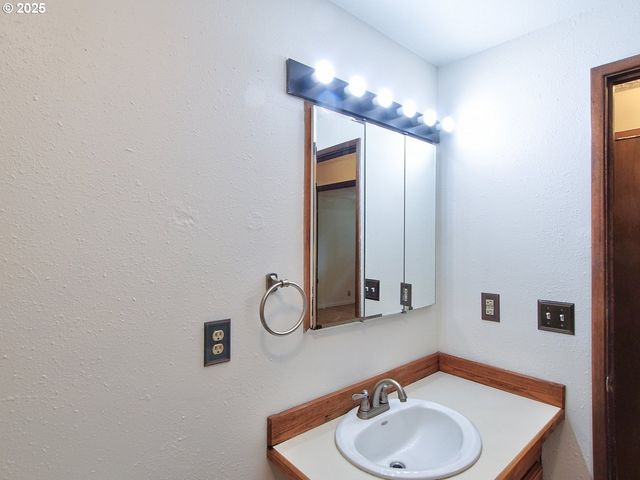 1745 Ne WEST DEVILS LAKE Rd, Lincoln City, OR 97367