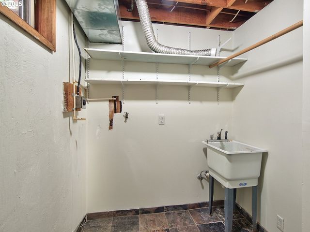 1745 Ne WEST DEVILS LAKE Rd, Lincoln City, OR 97367