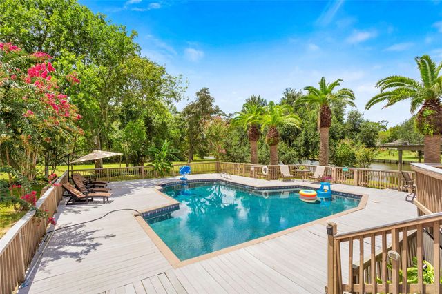 14009 W Hughes Road, Dickinson, TX 77539