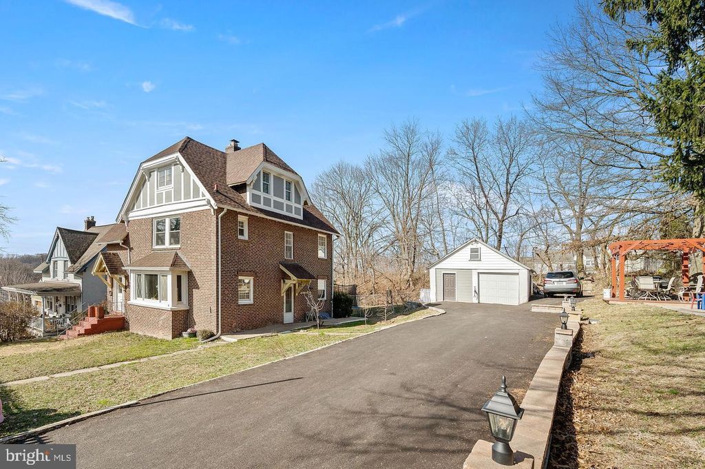18 MONTCLAIR AVE, Coatesville, PA 19320