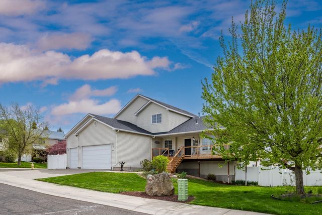 1015 N Fox Ridge Rd, Medical Lake, WA 99022