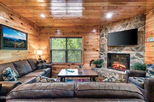 2180 Bear Haven Way, Sevierville, TN 37862