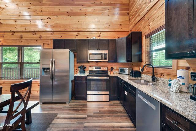 2180 Bear Haven Way, Sevierville, TN 37862