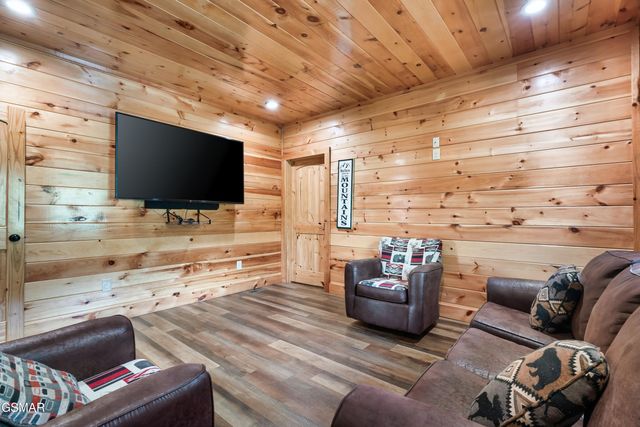 2180 Bear Haven Way, Sevierville, TN 37862