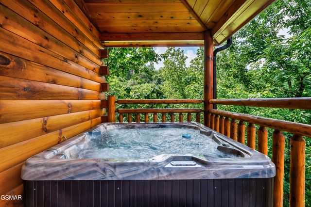 2180 Bear Haven Way, Sevierville, TN 37862