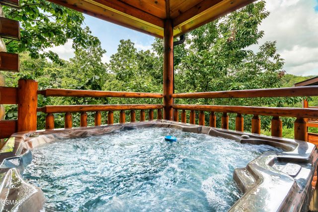 2180 Bear Haven Way, Sevierville, TN 37862