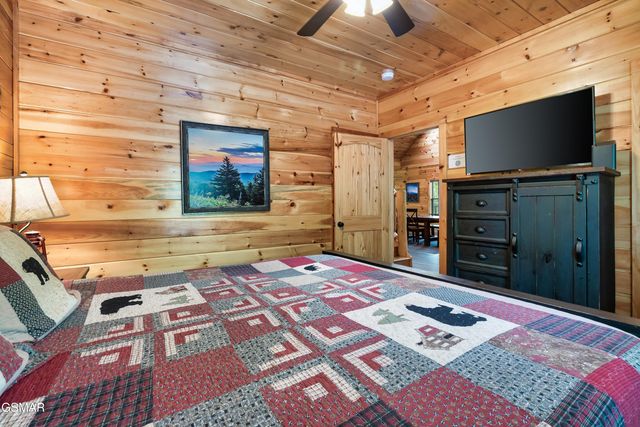 2180 Bear Haven Way, Sevierville, TN 37862