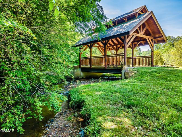 2180 Bear Haven Way, Sevierville, TN 37862