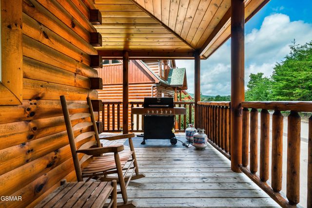 2180 Bear Haven Way, Sevierville, TN 37862