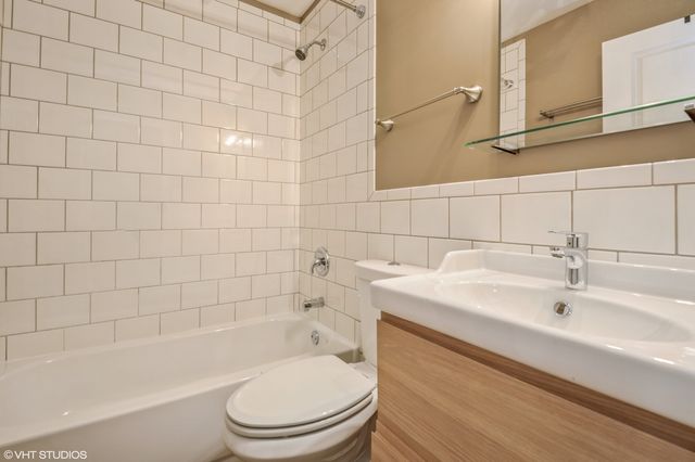 2417 N ridgeway 1, Chicago, IL 60647