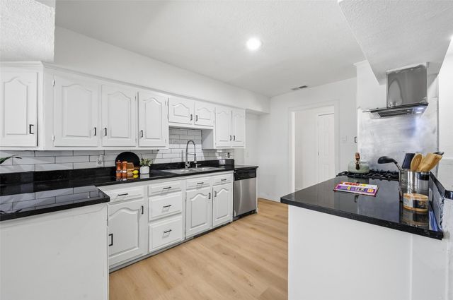 1711 Essex Avenue, Dallas, TX 75203