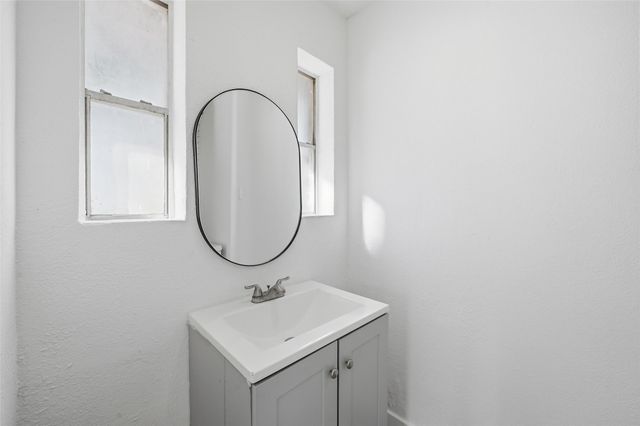 1711 Essex Avenue, Dallas, TX 75203