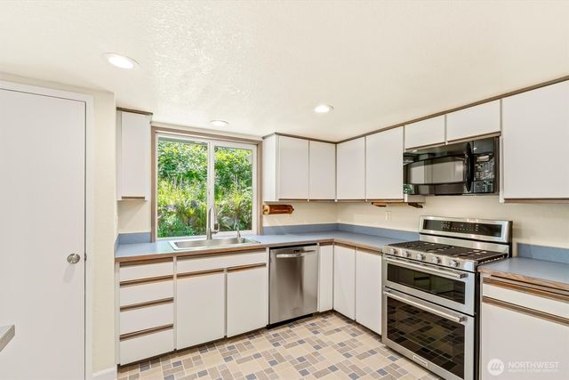 8830 Shell Place, Edmonds, WA 98026