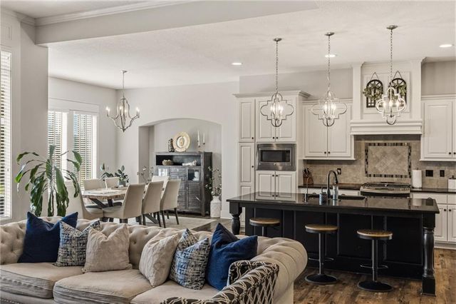 7026 Belmont Drive, Shawnee, KS 66226