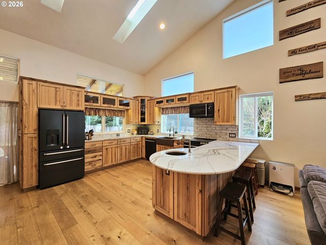 1006 RUTH Ln, Brookings, OR 97415