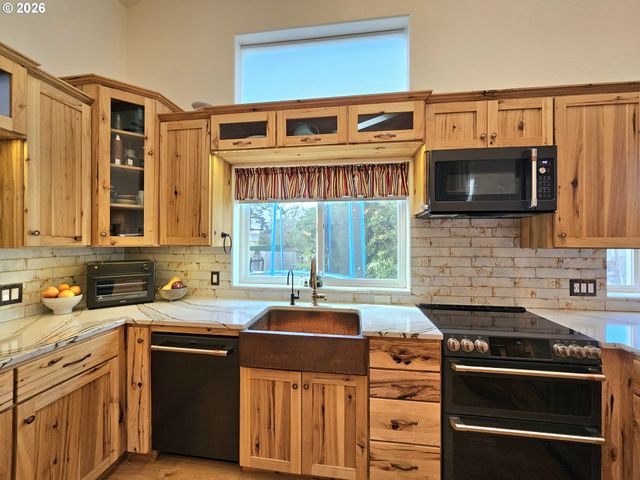 1006 RUTH Ln, Brookings, OR 97415