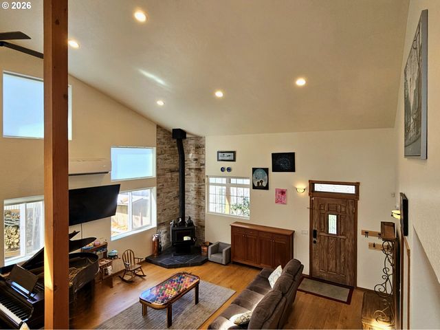 1006 RUTH Ln, Brookings, OR 97415