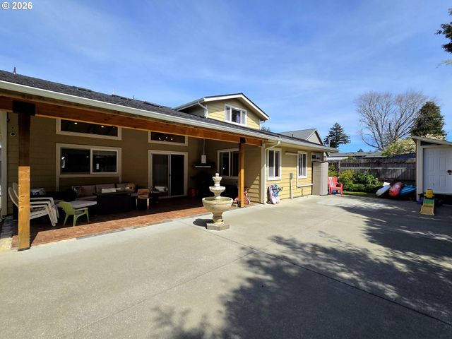 1006 RUTH Ln, Brookings, OR 97415