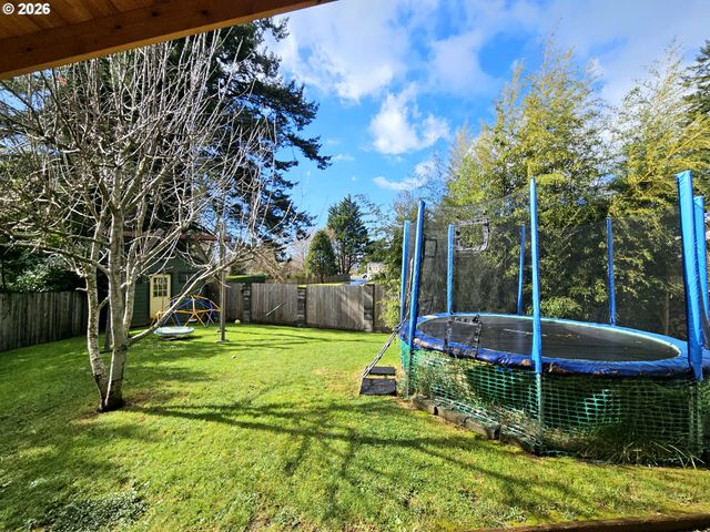 1006 RUTH Ln, Brookings, OR 97415